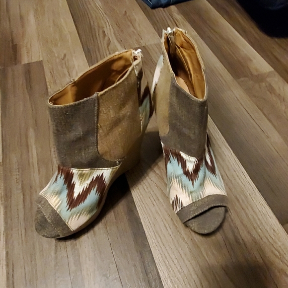 Qupid Shoes - NWOT Qupid Zip Up Wedges
